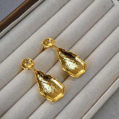 Classic Gold Earring with Timeless Appeal