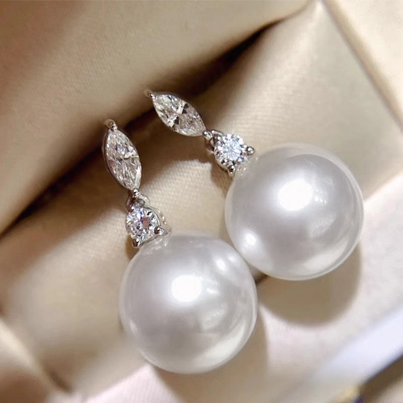 Charming Pearl Piece for Any Occasion