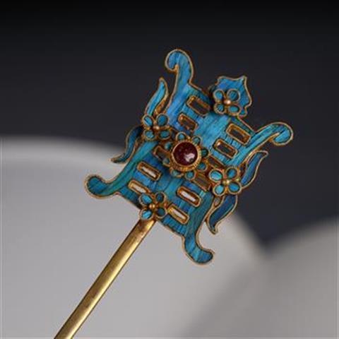 Charming Gold Piece for Any Occasion