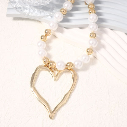 Classic Pearl Necklace with Timeless Appeal
