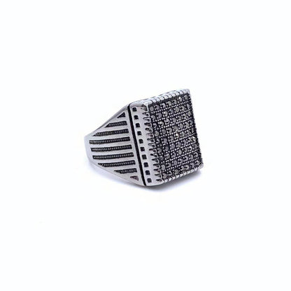 Classic Gold Ring with Timeless Appeal