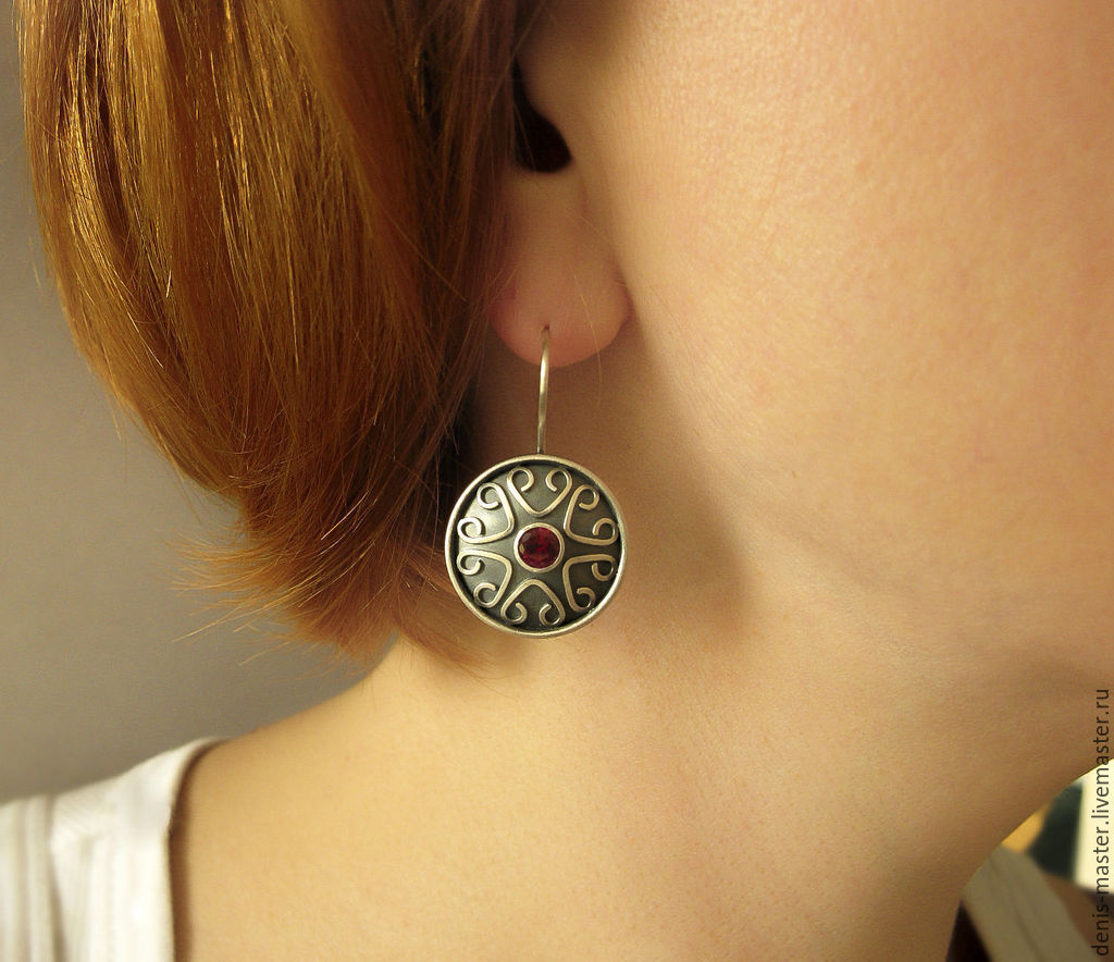 Charming Silver Earring for Any Occasion