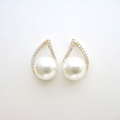 Beautiful Pearl Earring with Unique Style