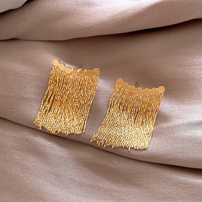 Classic Gold Earring with Timeless Appeal