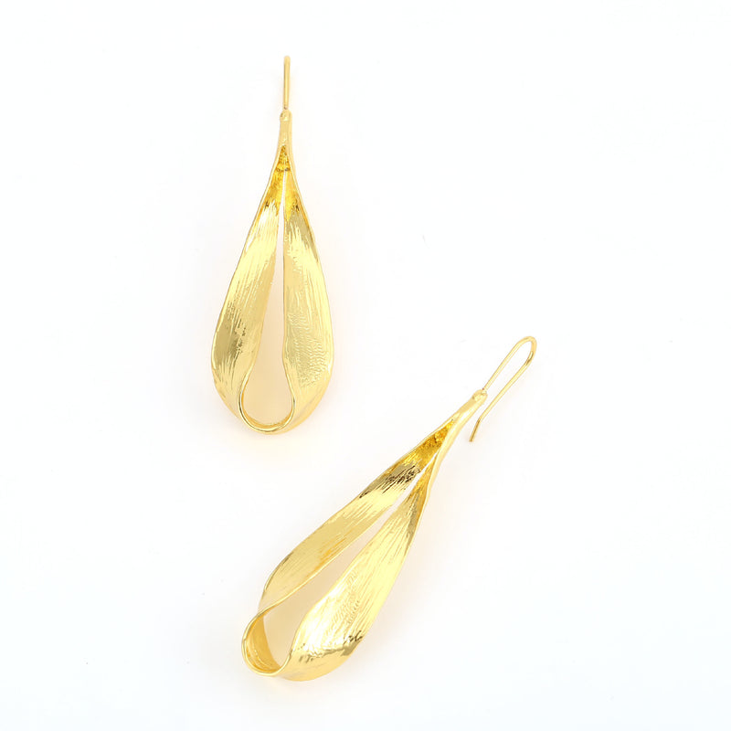 Romantic Gold Earring for Special Moments