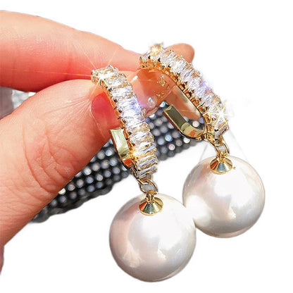 Classic Gold Earring with Timeless Appeal