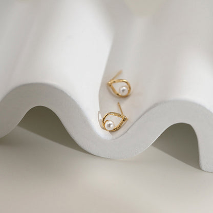 Classic Pearl Earring with Timeless Appeal