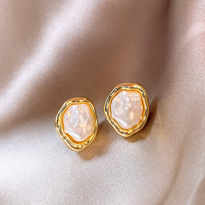 Classic Pearl Earring with Timeless Appeal