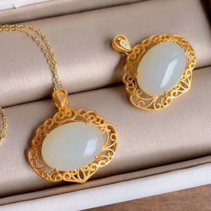 Classic Silver Pendant with Timeless Appeal