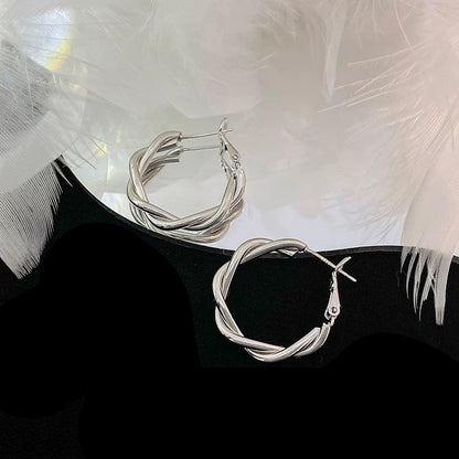 Charming Silver Earring for Any Occasion