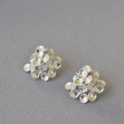 Classic Gold Earring with Timeless Appeal