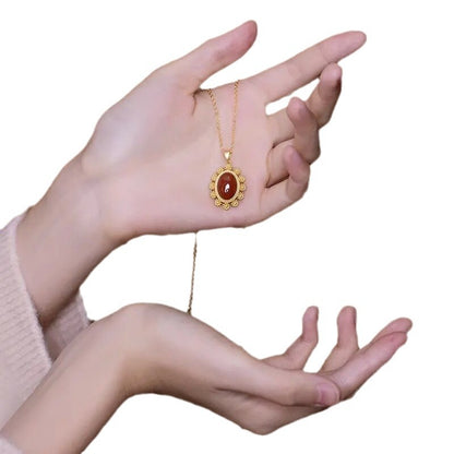 Classic Gold Pendant with Timeless Appeal