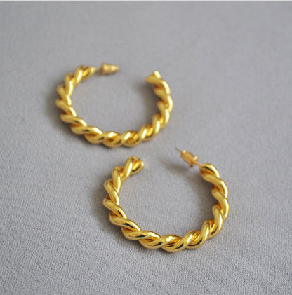 Classic Gold Ring with Timeless Appeal