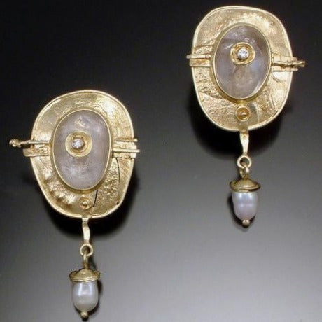 Classic Gold Earring with Timeless Appeal