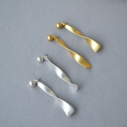 Romantic Gold Earring for Special Moments