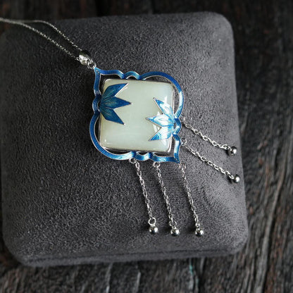 Classic Silver Pendant with Timeless Appeal