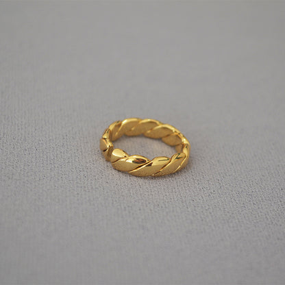 Romantic Gold Ring for Special Moments