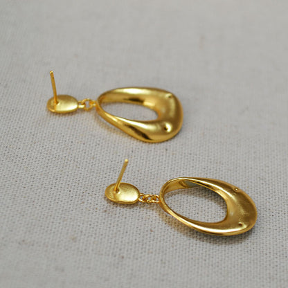 Classic Gold Earring with Timeless Appeal