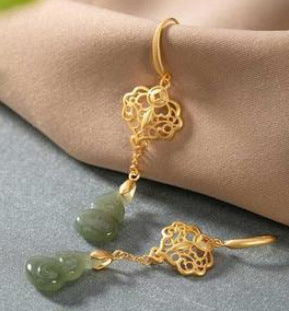 Classic Gold Earring with Timeless Appeal
