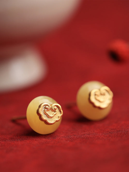 Classic Gold Earring with Timeless Appeal