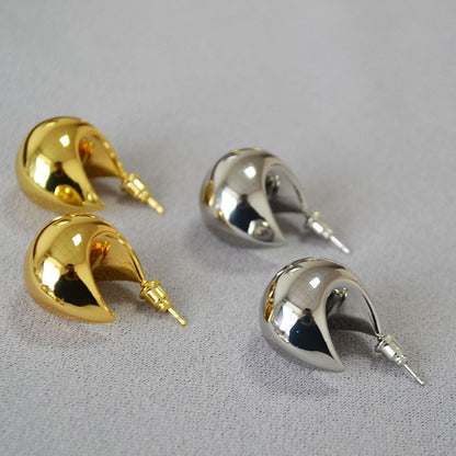 Classic Gold Earring with Timeless Appeal