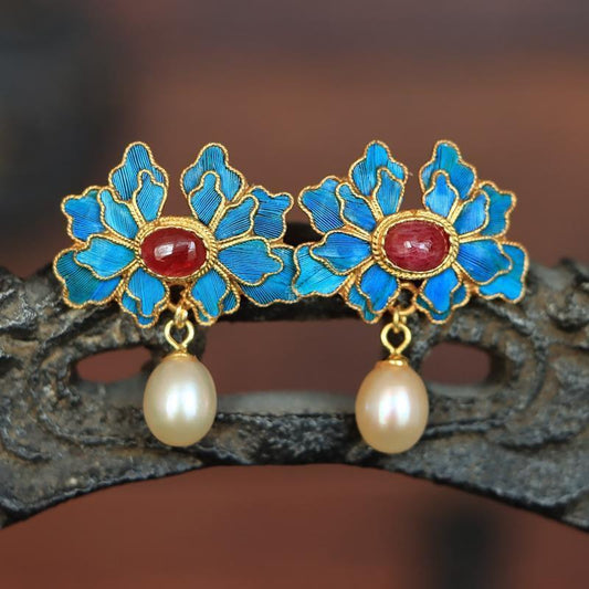 Charming Gold Earring for Any Occasion