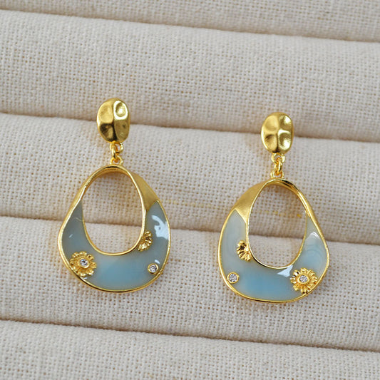 Classic Gold Earring with Timeless Appeal