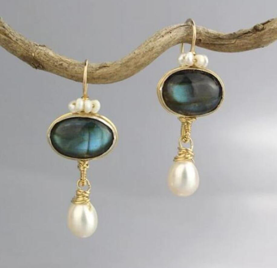 Classic Gold Earring with Timeless Appeal