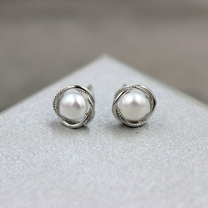 Romantic Pearl Earring for Special Moments