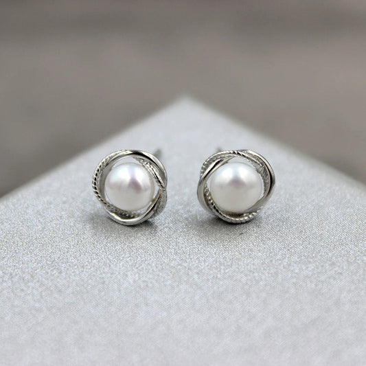 Romantic Pearl Earring for Special Moments