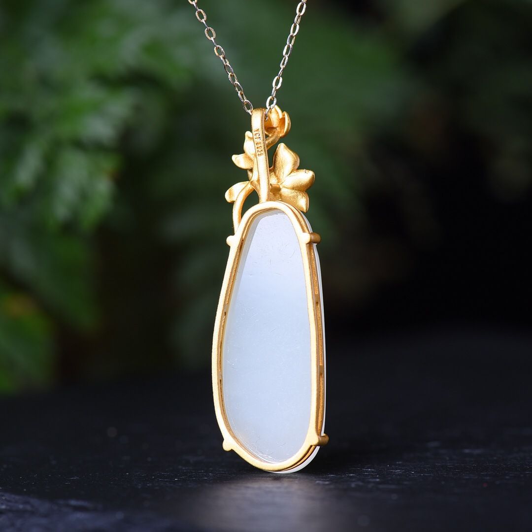 Beautiful Gold Necklace with Unique Style