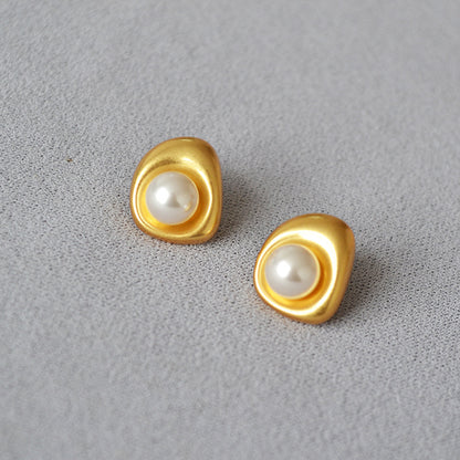 Charming Gold Earring for Any Occasion