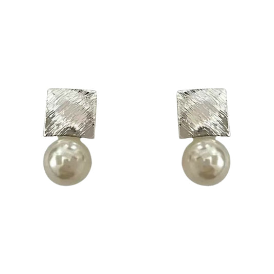Charming Pearl Earring for Any Occasion