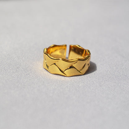 Classic Gold Ring with Timeless Appeal