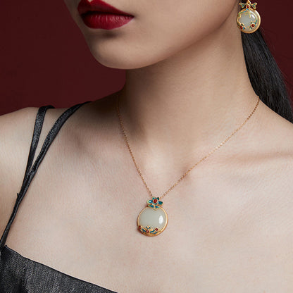 Classic Silver Necklace with Timeless Appeal