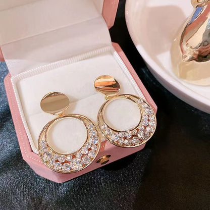 Charming Earring for Any Occasion