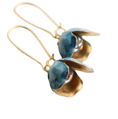 Classic Gold Earring with Timeless Appeal