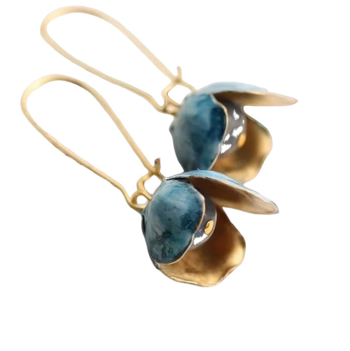 Classic Gold Earring with Timeless Appeal