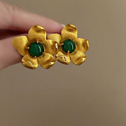 Charming Gold Earring for Any Occasion