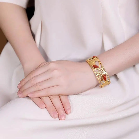 Romantic Gold Bracelet for Special Moments
