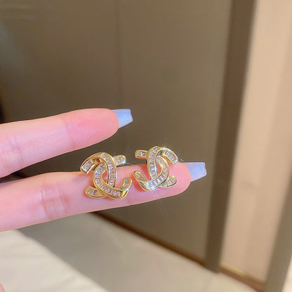 Charming Gold Earring for Any Occasion