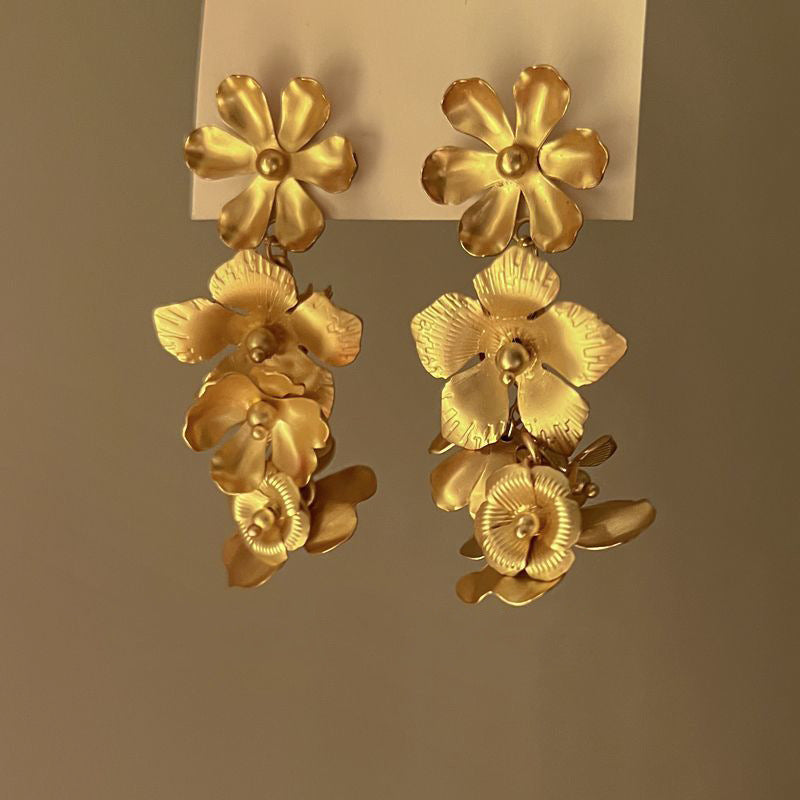 Charming Gold Earring for Any Occasion
