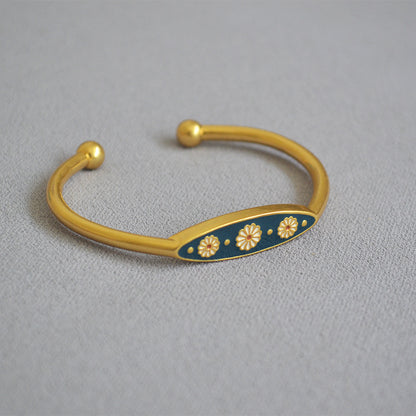 Classic Gold Ring with Timeless Appeal