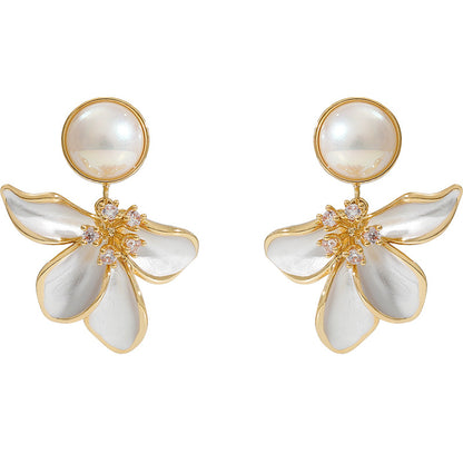 Charming Pearl Earring for Any Occasion