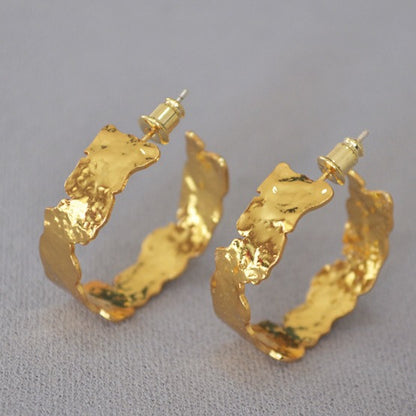 Classic Gold Earring with Timeless Appeal
