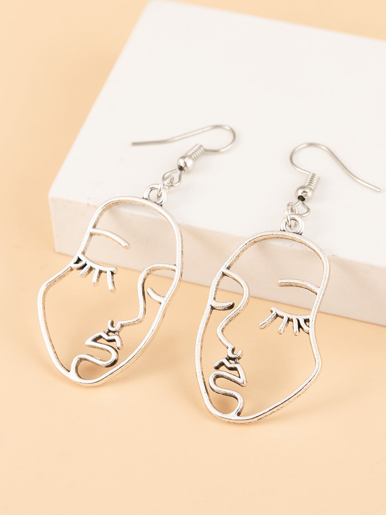 Charming Earring for Any Occasion
