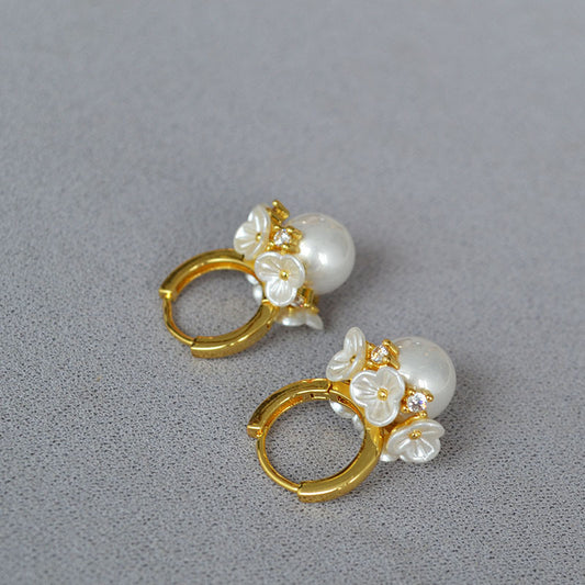 Charming Gold Earring for Any Occasion