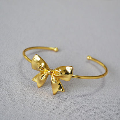 Classic Gold Bracelet with Timeless Appeal
