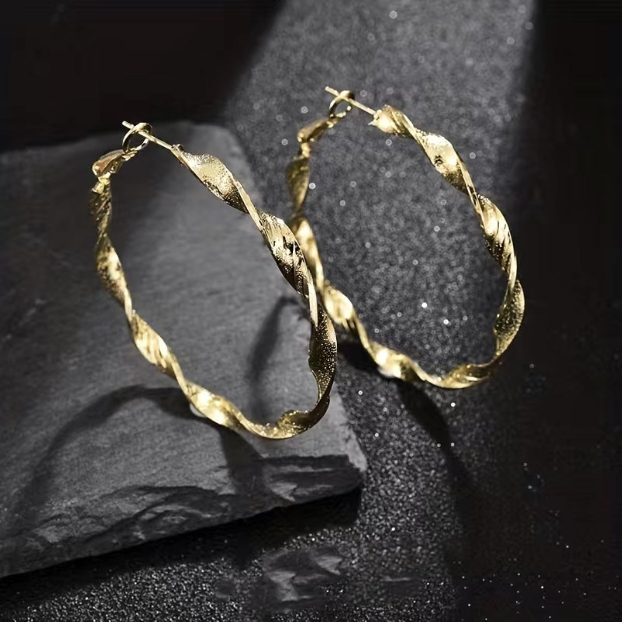 Elegant Gold Earring for Every Occasion