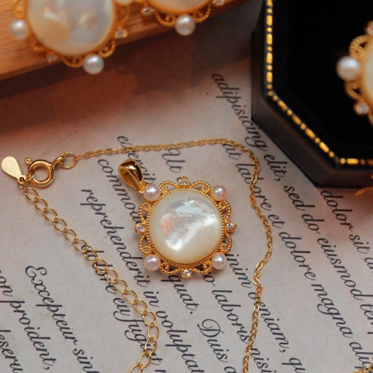 Charming Gold Earring for Any Occasion
